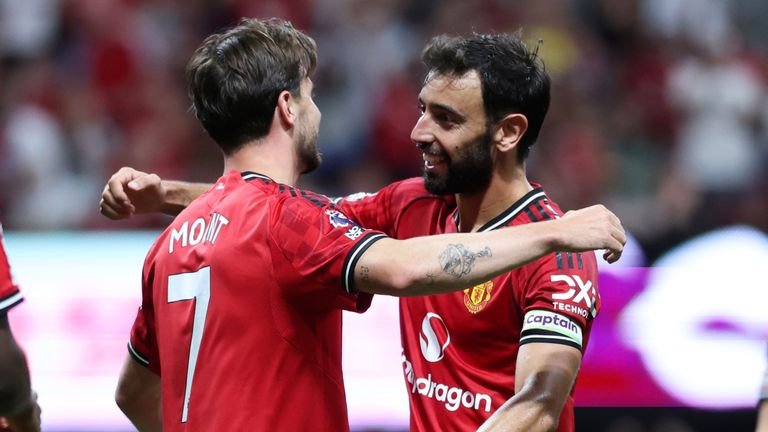 Bruno Fernandes embraces Mason Mount after seting his target