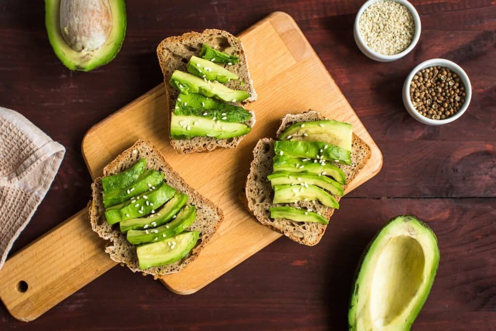 toast with avocado and sesame seeds as a recipe using foods low in saturated fat