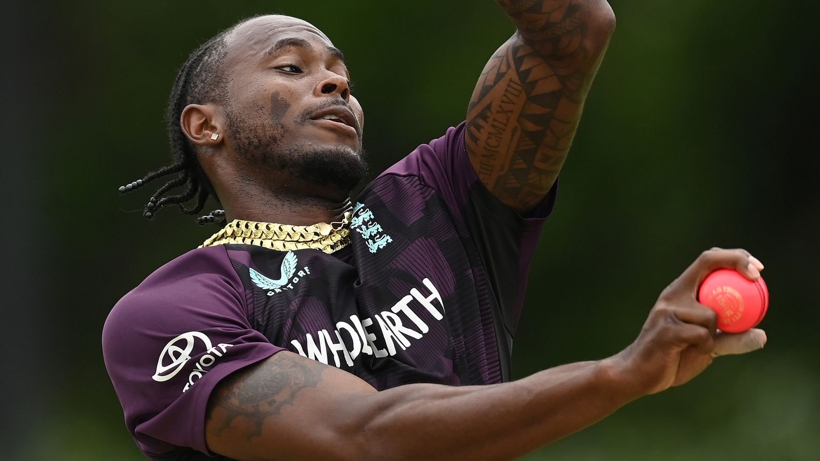 England fadt bowler Jofra Archer trains with the pink ball ahead of the second Ashes Test in Brisbane (Getty Images)