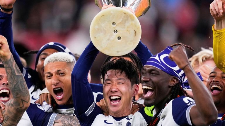 Tottenham's Son Heung-min holds up the trophy as he celebrates with teammates after winning the Europa League final soccer match against Manchester United at the San Mames Stadium in Bilbao, Spain, Wednesday, May 21, 2025. (AP Photo/Manu Fernandez)