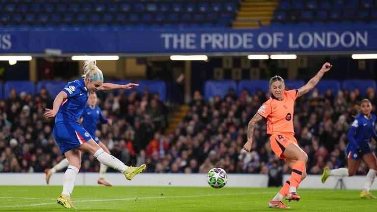 Chelsea's Ellie Carpenter scores their team's first goal in the match during the UEFA Women's Champions League, league stage match Stamford Bridge, London. Picture date: Thursday, November 20, 2025. PA Photo. Image credit should be: John Walton/PA Wire... RESTRICTIONS: Use subject to restrictions. Editorial use only, no commercial use without prior consent of the copyright holder.