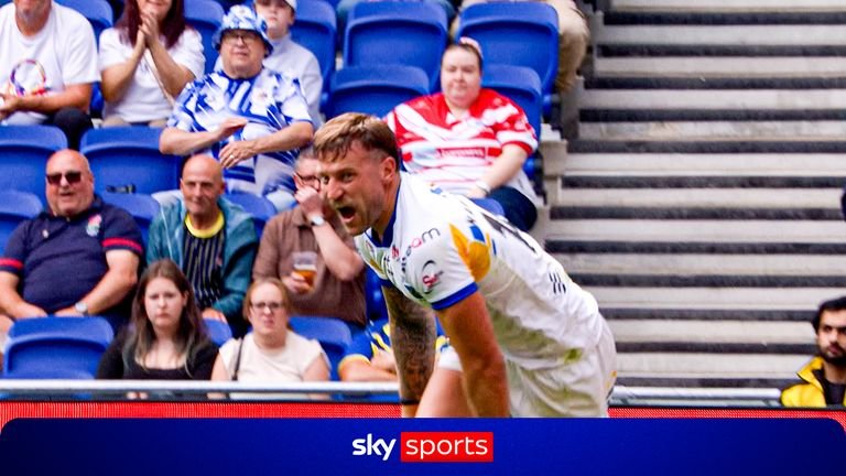 Great footwork from Leeds Rhinos was finished off by Chris Hankinson as they extended their lead over Bradford Bulls